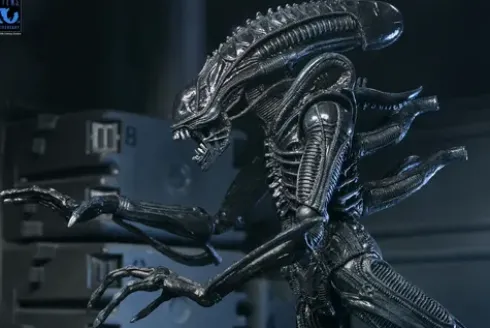 Aliens 40th Anniversary Warrior Xenomorph Black Ultimate Af