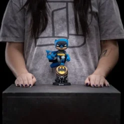Batman Minifigura Mini Co. PVC Batman on Bat-Signal (Blue Variant) 15 cm