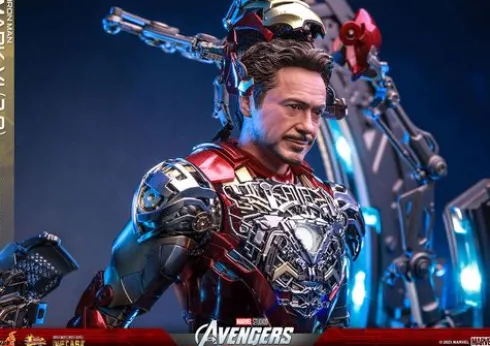 Marvel Los Vengadores Figura Movie Masterpiece Diecast 1/6 Iron Man Mark VI (2.0) with Suit-Up Gantry 32 cm